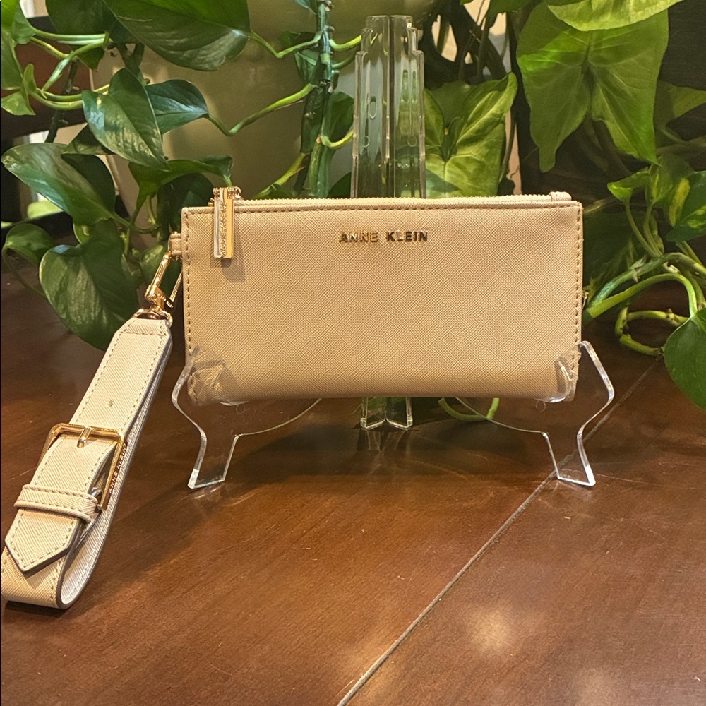 Like New Anne Klein Beige Wristlet Clutch (ABBA)